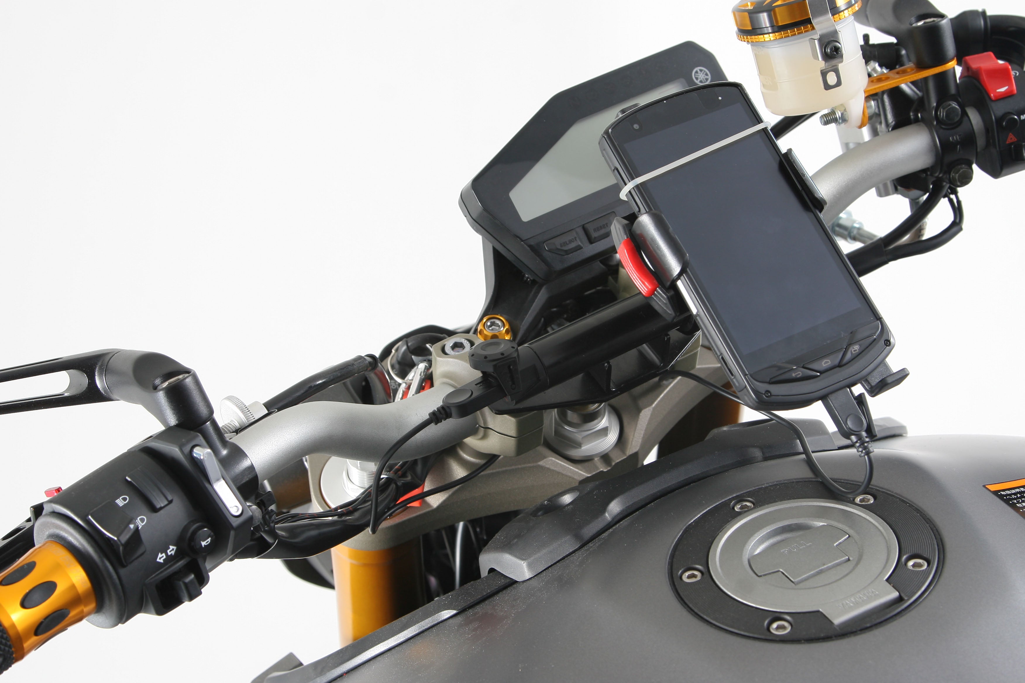 Daytona gps/puhelin kiinnike ohjaustankoon USB latausliittimell?