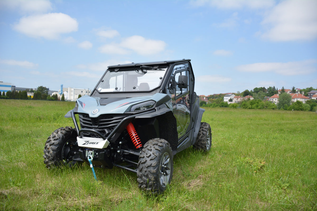 CFMoto Zforce 950 Sport etuviistosta, DFK:n täysi ohjaamo, tuulilasin pyyhin ja panoraamataustapeilit.