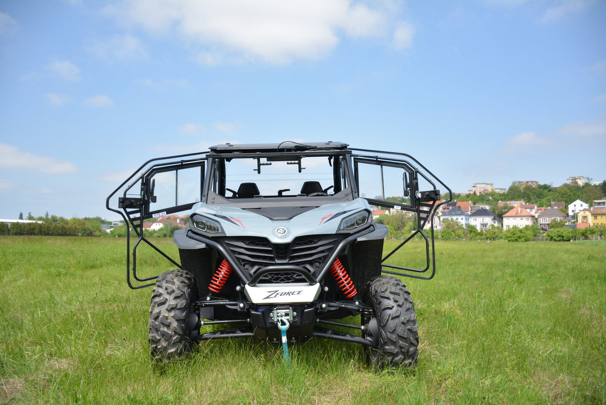 CFMoto Zforce 950 Sport edestä, DFK-ohjaamon molemmat ovet auki ja kaksipaikkainen ohjaamo näkyvissä.