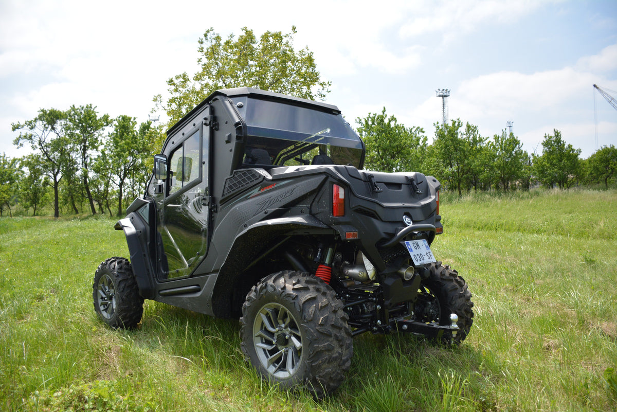 CFMoto Zforce 950 Sport takaviistosta, DFK-ohjaamon takaikkuna ja metallinen kattolevy.