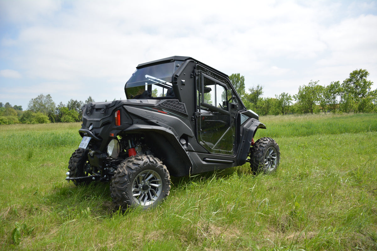 CFMoto Zforce 950 Sport takaviistosta, DFK-ohjaamon ovi auki ja takalaatikko näkyvissä.